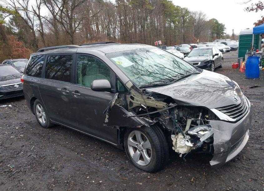 Photo 13 of 2011 Toyota Sienna LE V6 (VIN 5TDKK3DC1BS058949)