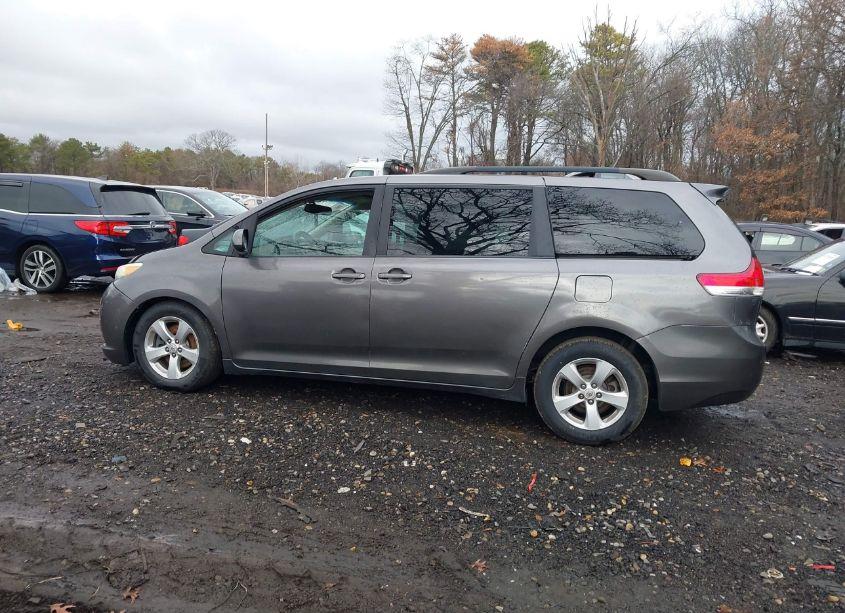 Photo 14 of 2011 Toyota Sienna LE V6 (VIN 5TDKK3DC1BS058949)