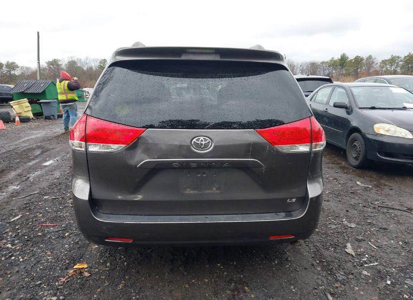 Photo 16 of 2011 Toyota Sienna LE V6 (VIN 5TDKK3DC1BS058949)