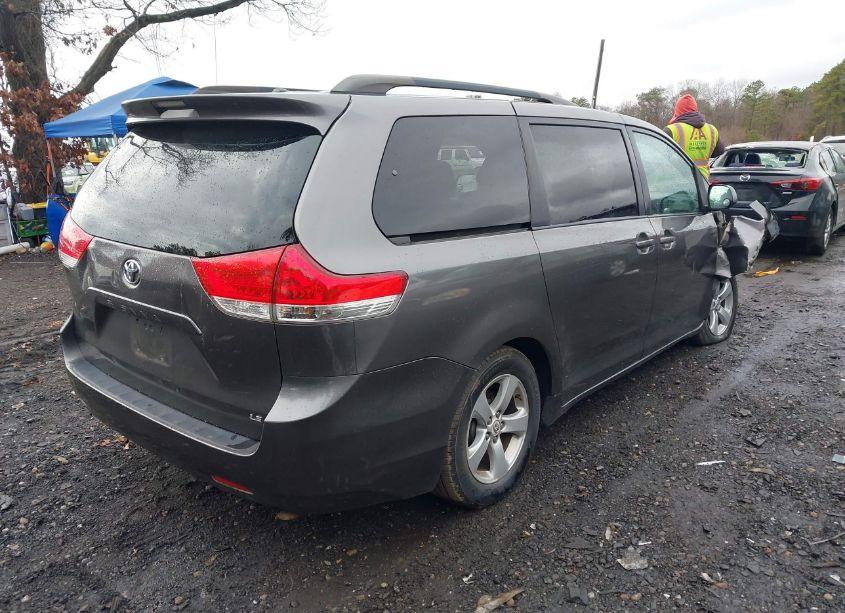 Photo 4 of 2011 Toyota Sienna LE V6 (VIN 5TDKK3DC1BS058949)