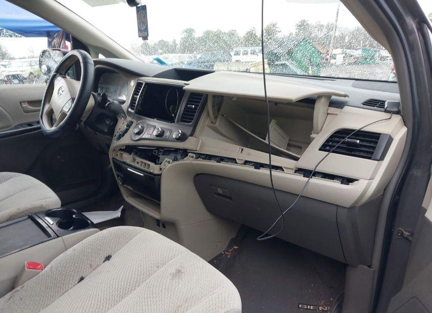 Photo 5 of 2011 Toyota Sienna LE V6 (VIN 5TDKK3DC1BS058949)