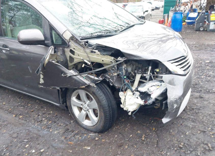 Photo 6 of 2011 Toyota Sienna LE V6 (VIN 5TDKK3DC1BS058949)