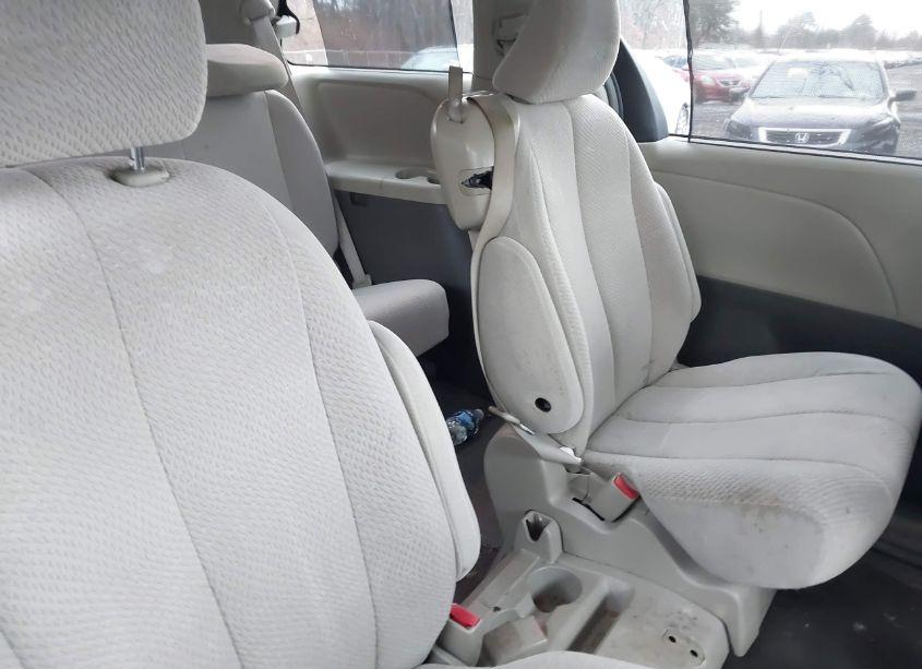 Photo 8 of 2011 Toyota Sienna LE V6 (VIN 5TDKK3DC1BS058949)