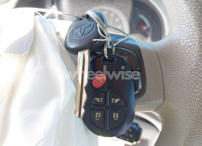 Photo 11 of 2011 Toyota Sienna LE V6 (VIN 5TDKK3DC1BS093135)