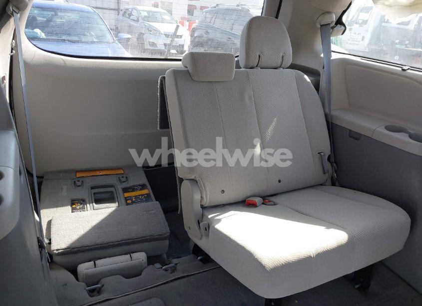 Photo 18 of 2011 Toyota Sienna LE V6 (VIN 5TDKK3DC1BS093135)