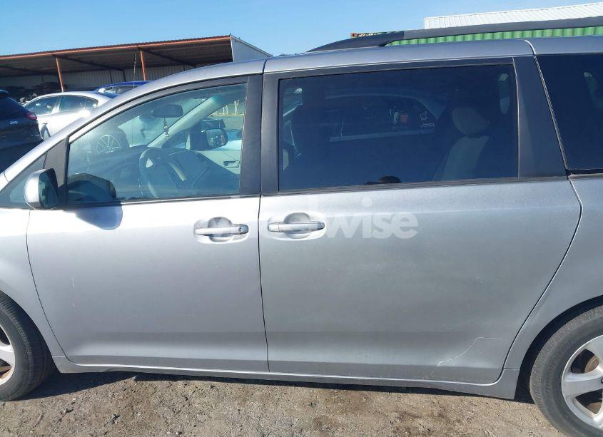 Photo 14 of 2011 Toyota Sienna LE V6 (VIN 5TDKK3DC1BS103307)