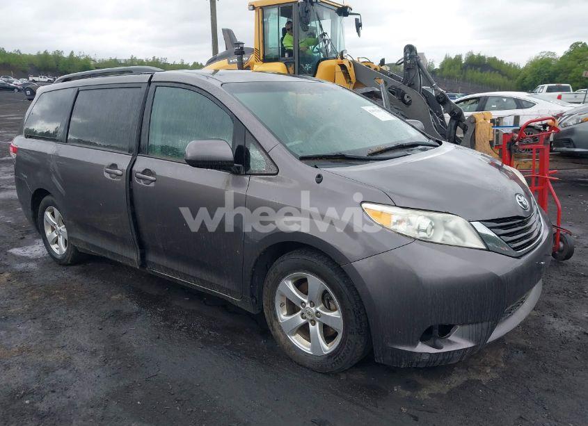 2011 Toyota Sienna LE V6 (VIN 5TDKK3DC1BS118194) main photo
