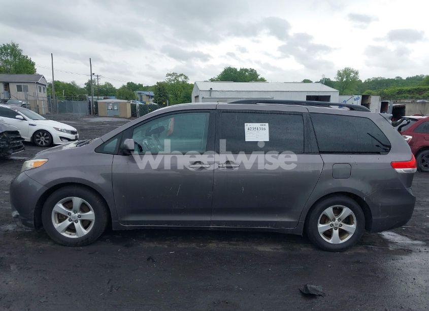 Photo 14 of 2011 Toyota Sienna LE V6 (VIN 5TDKK3DC1BS118194)