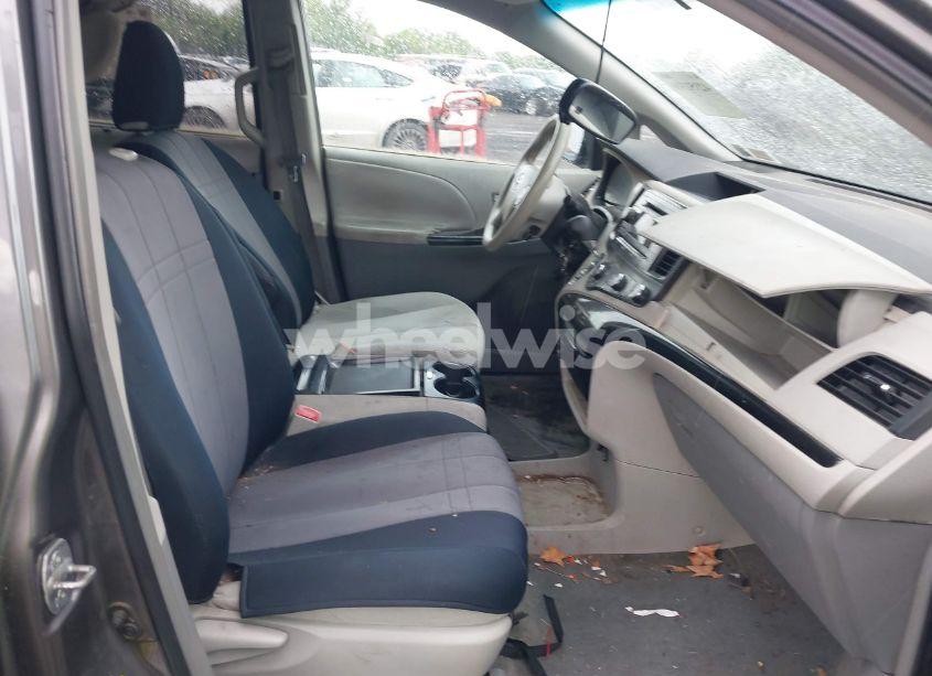 Photo 5 of 2011 Toyota Sienna LE V6 (VIN 5TDKK3DC1BS118194)