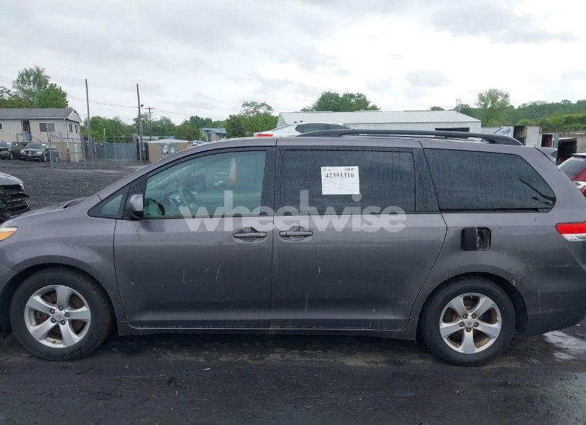 Photo 6 of 2011 Toyota Sienna LE V6 (VIN 5TDKK3DC1BS118194)