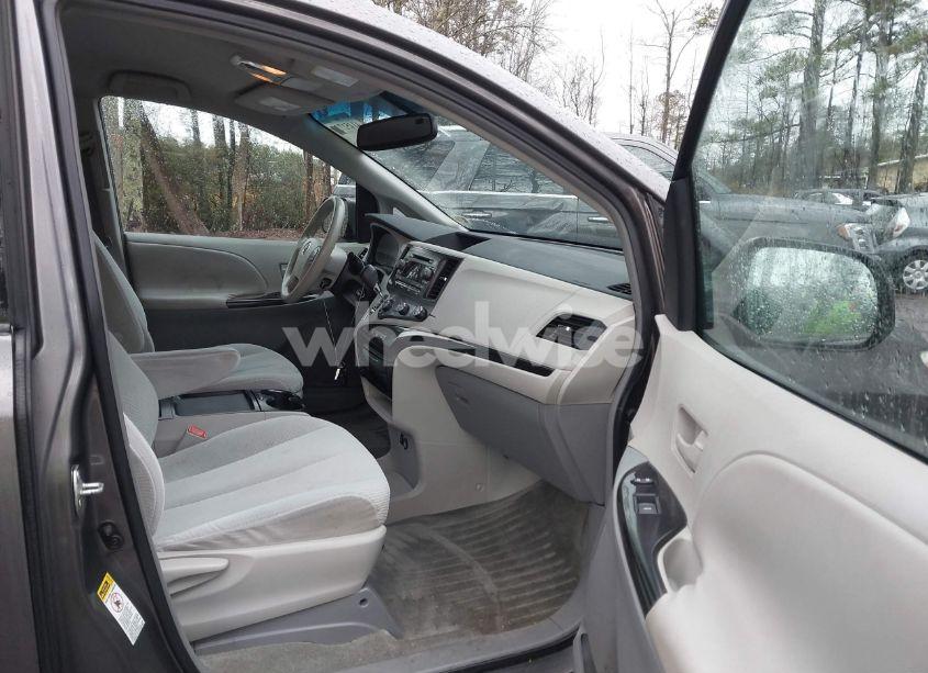 Photo 5 of 2011 Toyota Sienna LE V6 (VIN 5TDKK3DC1BS124657)