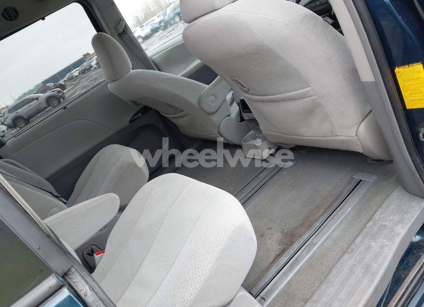 Photo 8 of 2011 Toyota Sienna LE V6 (VIN 5TDKK3DC1BS127865)