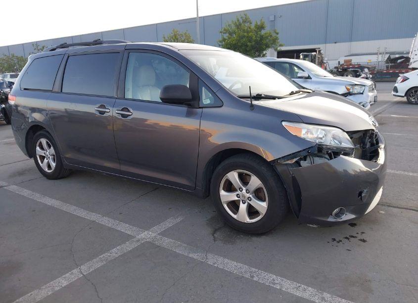 2011 Toyota Sienna LE V6 (VIN 5TDKK3DC1BS147128) main photo
