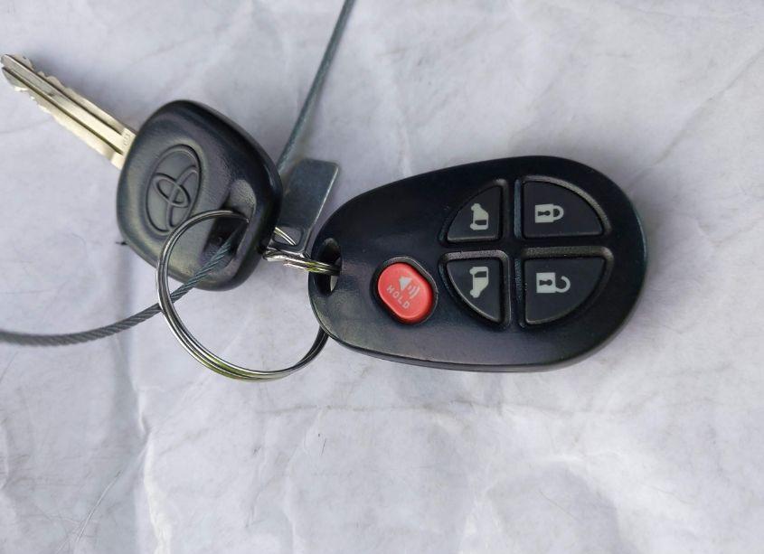 Photo 11 of 2011 Toyota Sienna LE V6 (VIN 5TDKK3DC1BS147128)