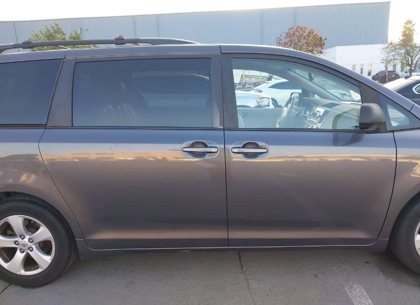 Photo 13 of 2011 Toyota Sienna LE V6 (VIN 5TDKK3DC1BS147128)