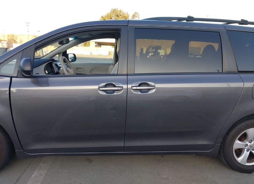 Photo 14 of 2011 Toyota Sienna LE V6 (VIN 5TDKK3DC1BS147128)