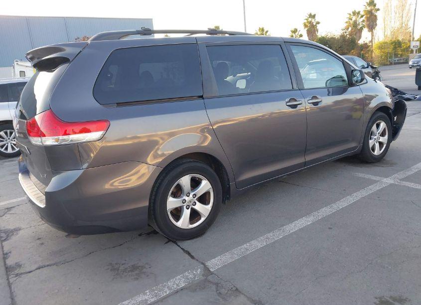 Photo 4 of 2011 Toyota Sienna LE V6 (VIN 5TDKK3DC1BS147128)