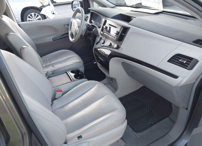 Photo 5 of 2011 Toyota Sienna LE V6 (VIN 5TDKK3DC1BS147128)