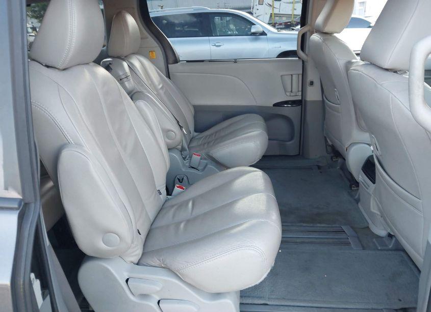 Photo 8 of 2011 Toyota Sienna LE V6 (VIN 5TDKK3DC1BS147128)