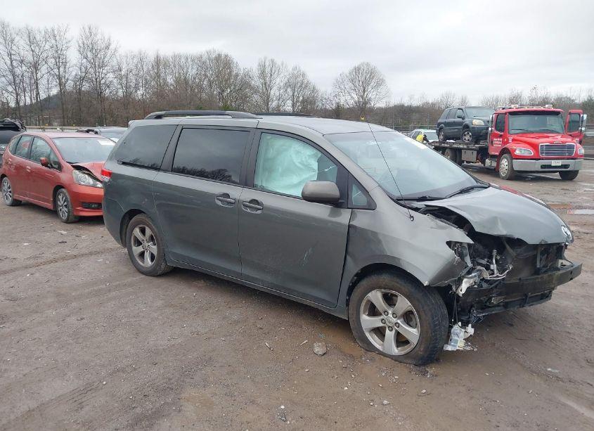 2011 Toyota Sienna LE V6 (VIN 5TDKK3DC1BS159375) main photo