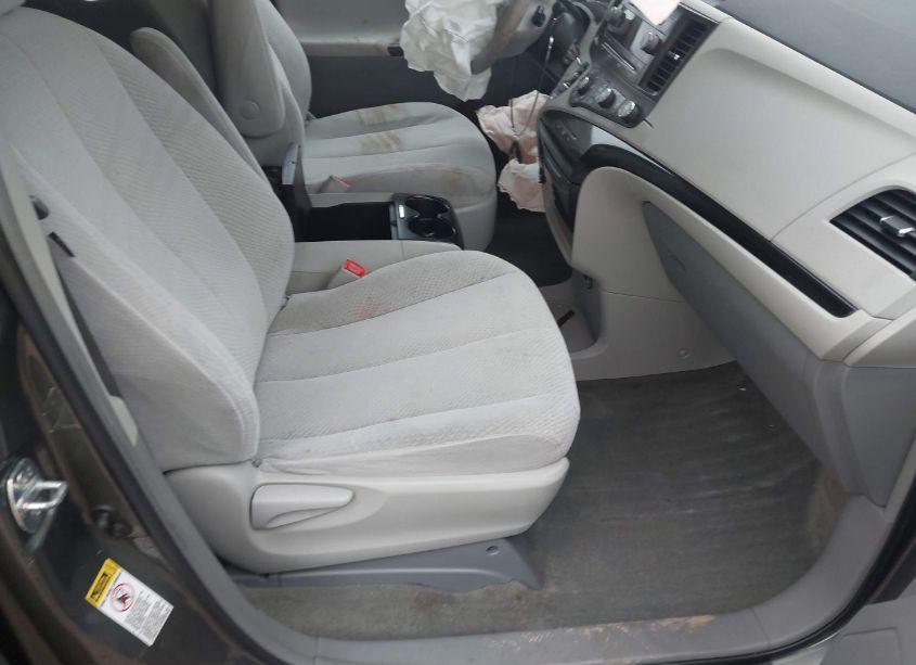 Photo 5 of 2011 Toyota Sienna LE V6 (VIN 5TDKK3DC1BS159375)