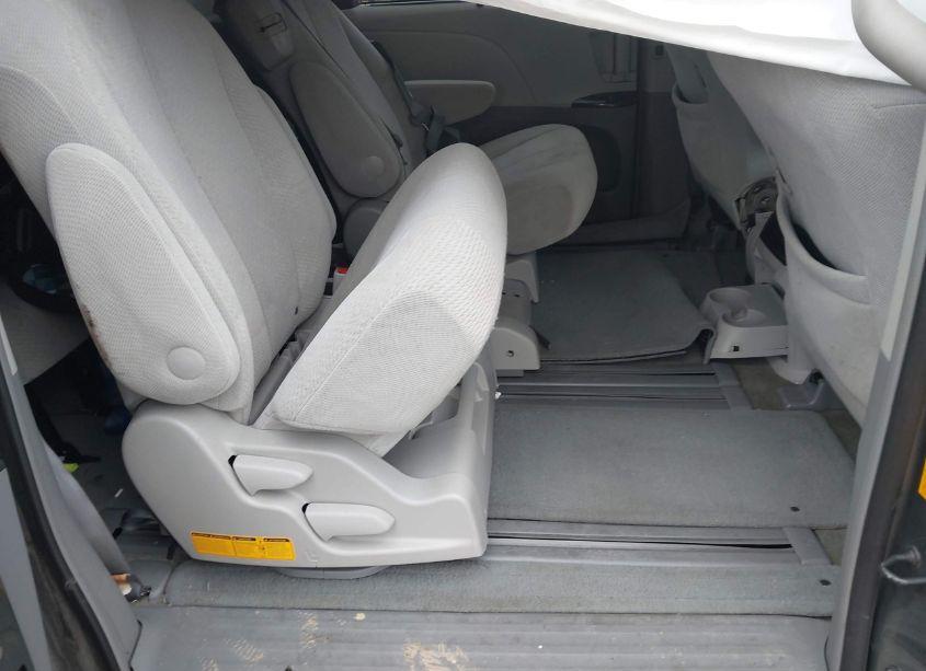Photo 8 of 2011 Toyota Sienna LE V6 (VIN 5TDKK3DC1BS159375)