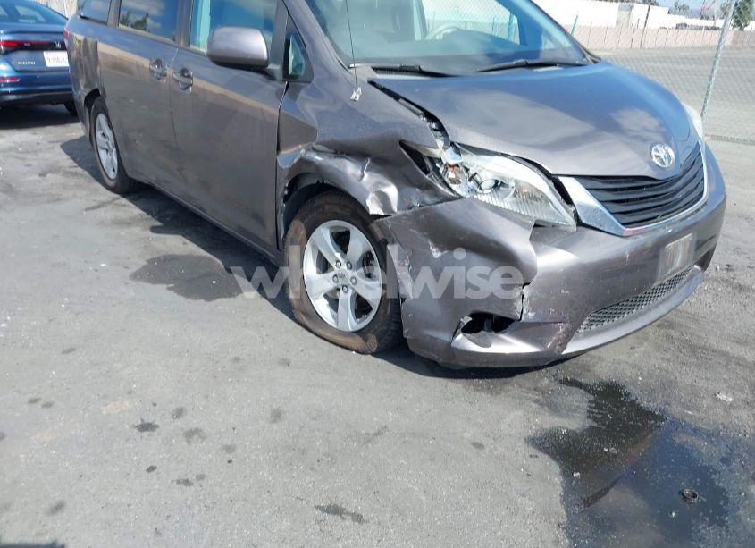 2011 Toyota Sienna LE V6 (VIN 5TDKK3DC1BS164138) main photo