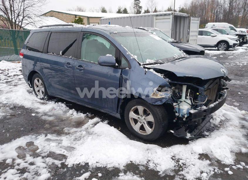 2013 Toyota Sienna LE V6 8 PASSENGER (VIN 5TDKK3DC1DS358106) main photo