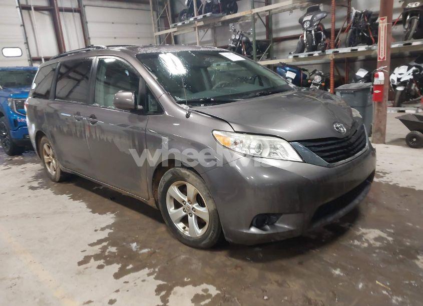 2014 Toyota Sienna LE V6 8 PASSENGER (VIN 5TDKK3DC1ES412327) main photo