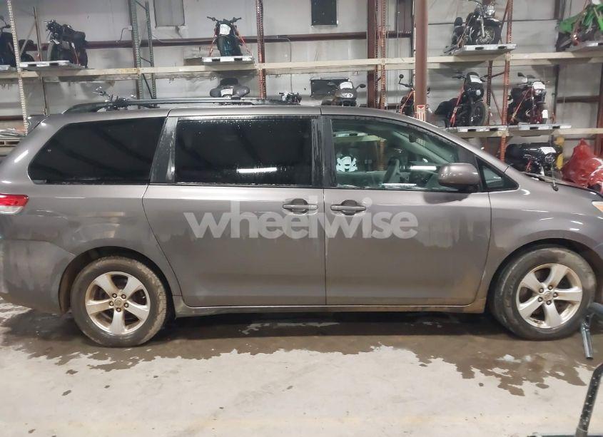 Photo 13 of 2014 Toyota Sienna LE V6 8 PASSENGER (VIN 5TDKK3DC1ES412327)