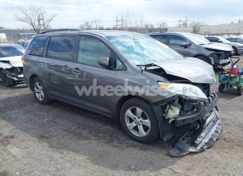 2014 Toyota Sienna LE V6 8 PASSENGER (VIN 5TDKK3DC1ES462368) main photo