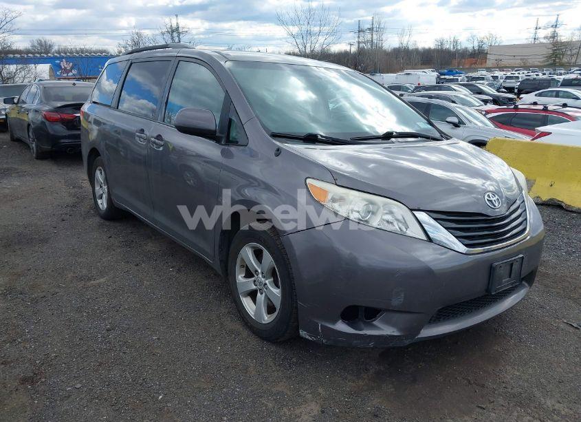 2014 Toyota Sienna LE V6 8 PASSENGER (VIN 5TDKK3DC1ES507597) main photo