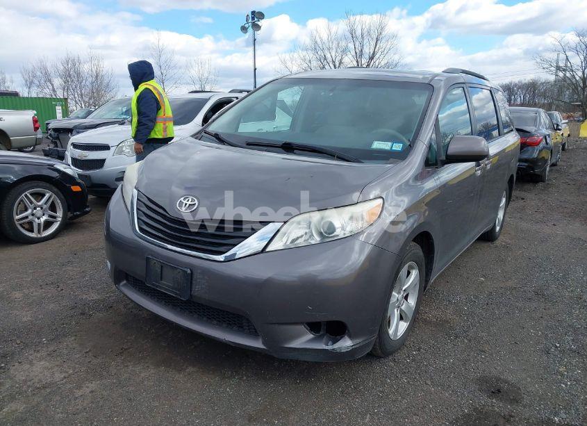 Photo 2 of 2014 Toyota Sienna LE V6 8 PASSENGER (VIN 5TDKK3DC1ES507597)
