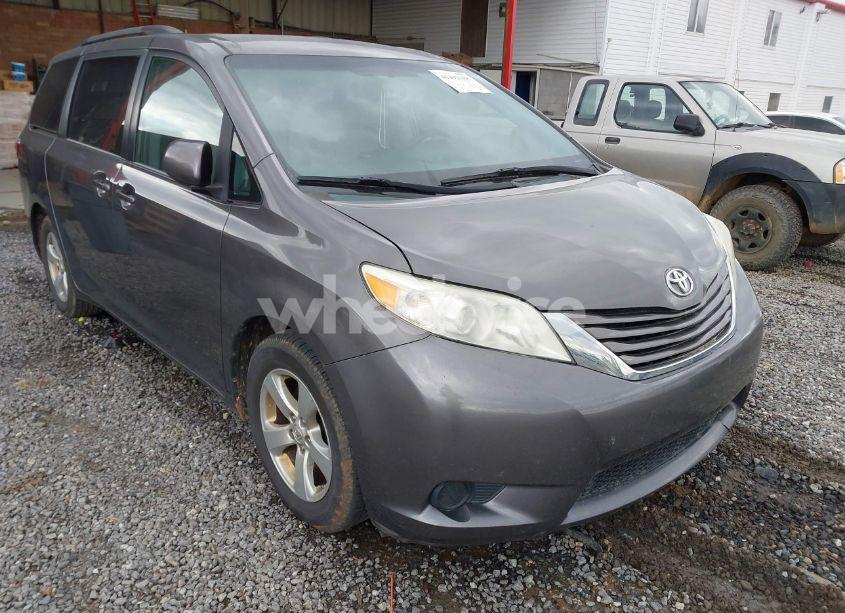 2015 Toyota Sienna LE 8 PASSENGER (VIN 5TDKK3DC1FS529634) main photo