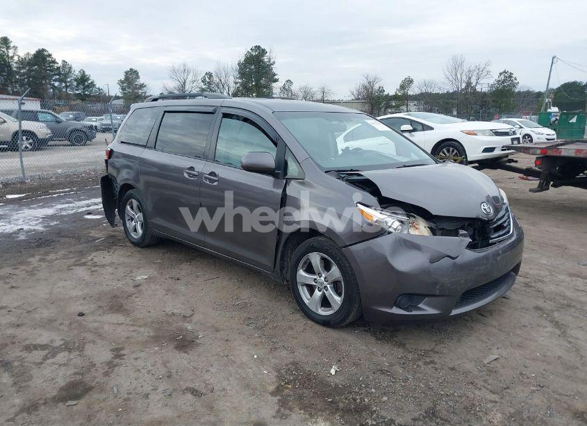 2015 Toyota Sienna LE 8 PASSENGER (VIN 5TDKK3DC1FS568899) main photo