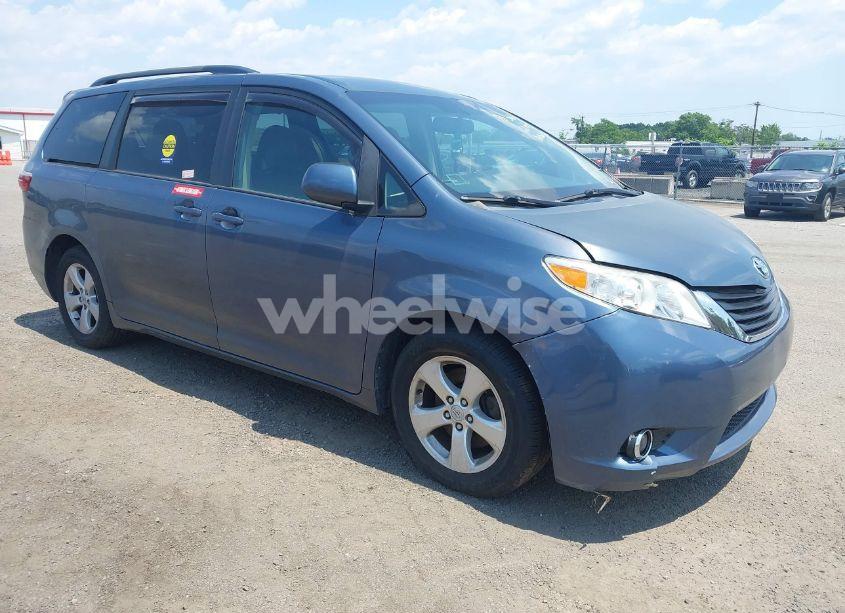2015 Toyota Sienna LE 8 PASSENGER (VIN 5TDKK3DC1FS642029) main photo