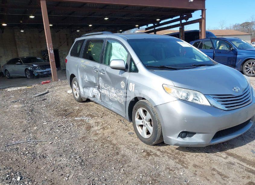 2015 Toyota Sienna LE 8 PASSENGER (VIN 5TDKK3DC1FS661065) main photo