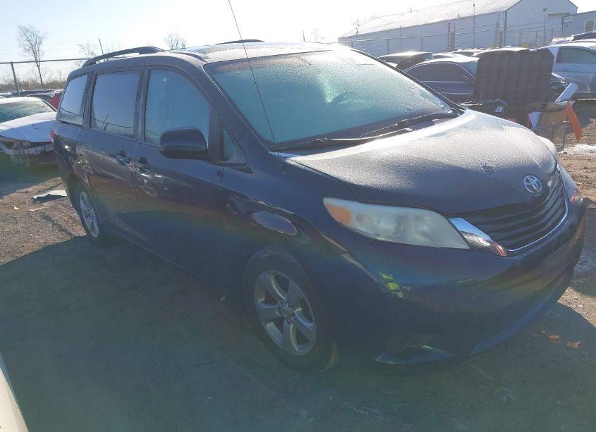 2011 Toyota Sienna LE V6 (VIN 5TDKK3DC2BS003443) main photo