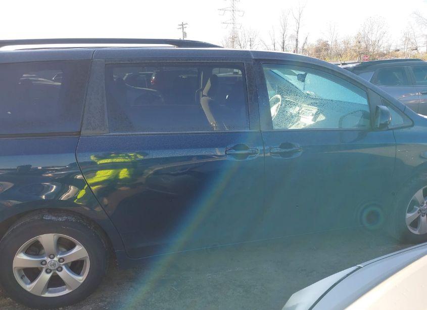 Photo 13 of 2011 Toyota Sienna LE V6 (VIN 5TDKK3DC2BS003443)