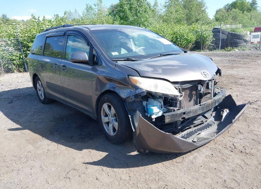 2011 Toyota Sienna LE V6 (VIN 5TDKK3DC2BS015141) main photo