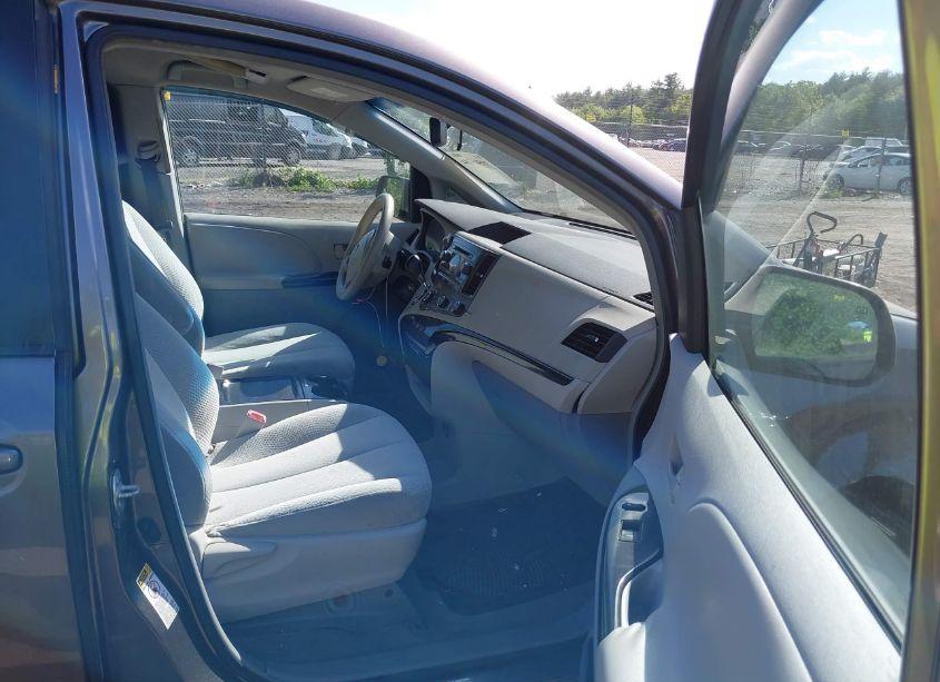 Photo 5 of 2011 Toyota Sienna LE V6 (VIN 5TDKK3DC2BS015141)