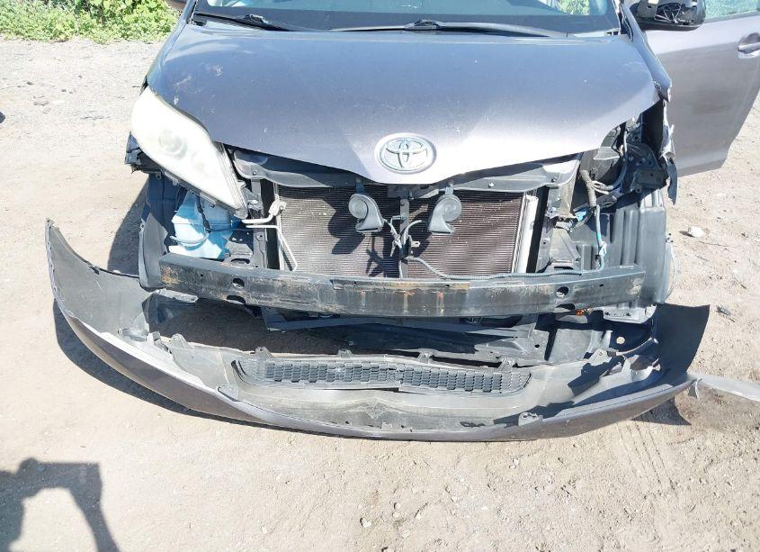 Photo 6 of 2011 Toyota Sienna LE V6 (VIN 5TDKK3DC2BS015141)