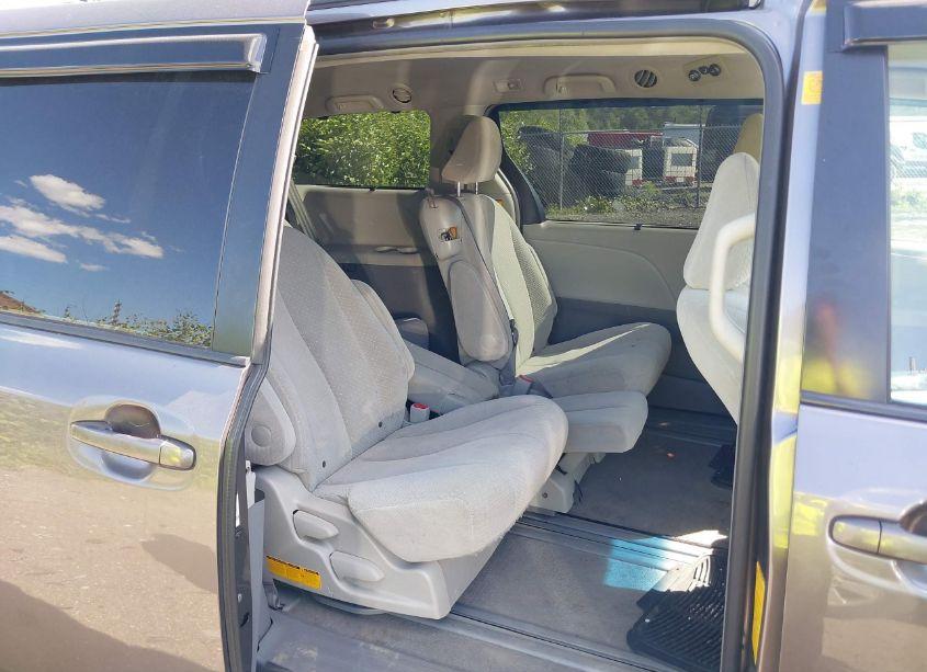 Photo 8 of 2011 Toyota Sienna LE V6 (VIN 5TDKK3DC2BS015141)