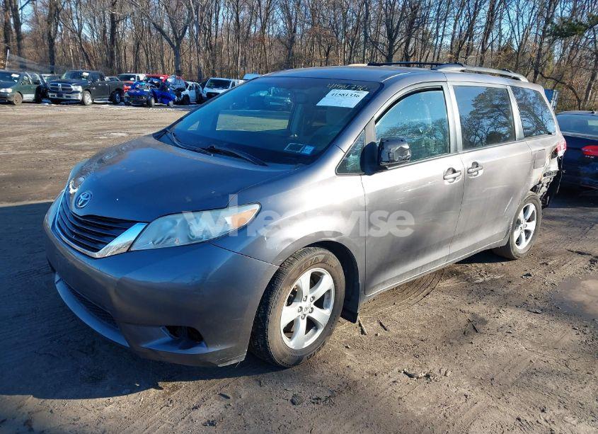 Photo 2 of 2011 Toyota Sienna LE V6 (VIN 5TDKK3DC2BS082662)