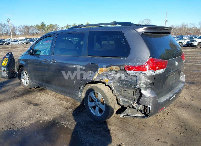 Photo 3 of 2011 Toyota Sienna LE V6 (VIN 5TDKK3DC2BS082662)