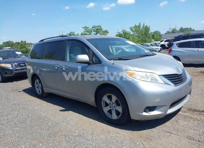 2011 Toyota Sienna LE V6 (VIN 5TDKK3DC2BS096965) main photo