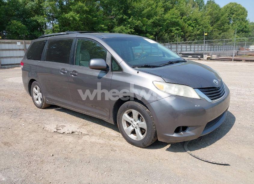 2011 Toyota Sienna LE V6 (VIN 5TDKK3DC2BS158039) main photo