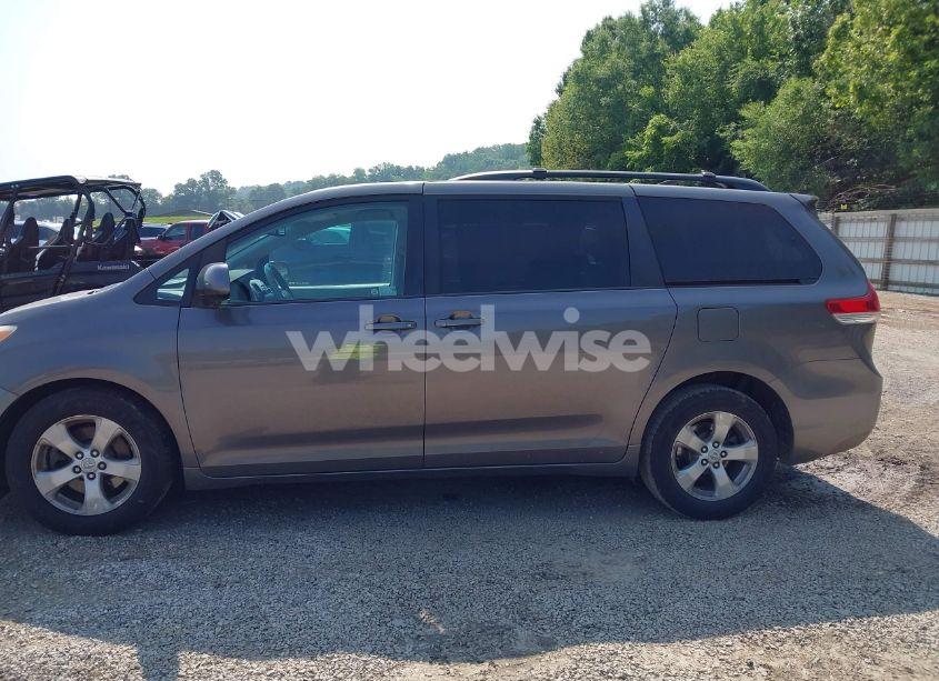 Photo 14 of 2011 Toyota Sienna LE V6 (VIN 5TDKK3DC2BS158039)