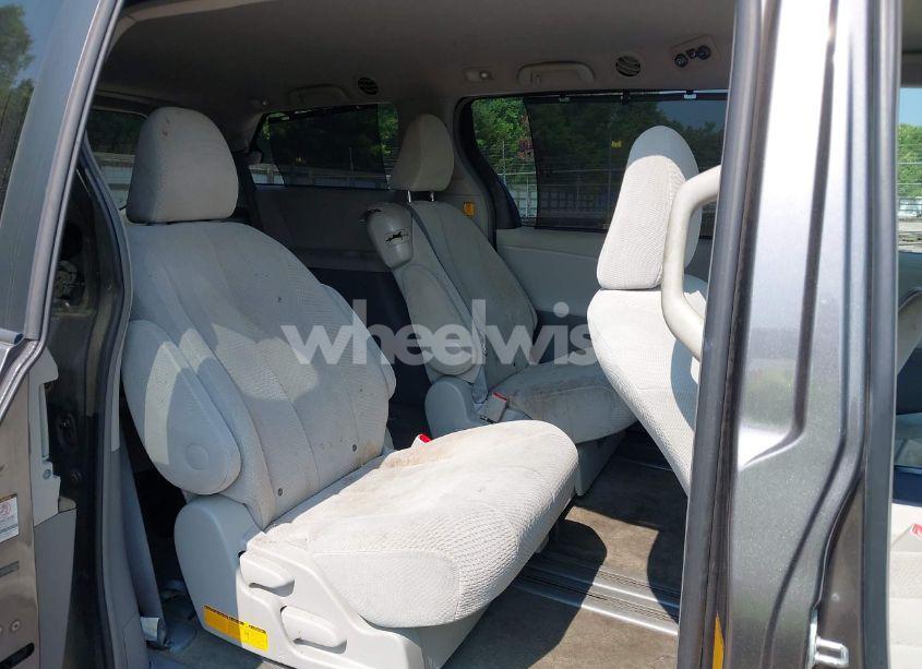 Photo 8 of 2011 Toyota Sienna LE V6 (VIN 5TDKK3DC2BS158039)