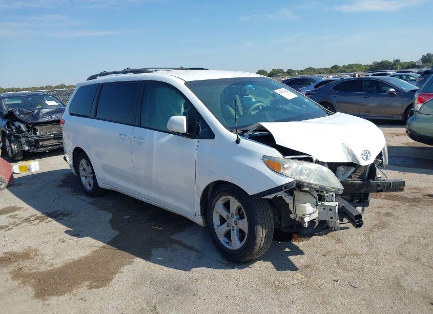 2011 Toyota Sienna LE V6 (VIN 5TDKK3DC2BS172376) main photo